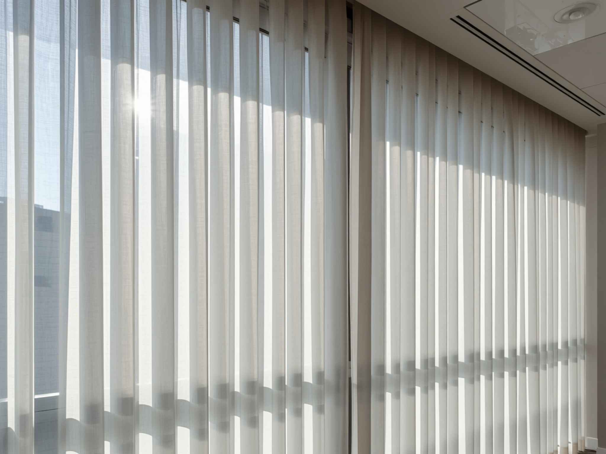 Cortinas para oficinas en Bucaramanga: la solución inteligente para trabajar mejor y sin reflejos