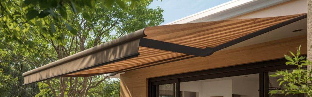 Toldo plegable moderno instalado en terraza soleada para protección solar
