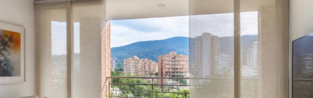 Panel japonés de tela traslúcida instalado en ventanal de sala moderna
