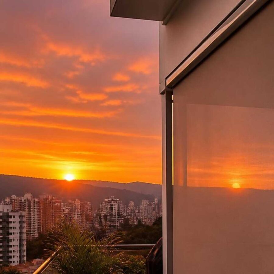 Toldo vertical exterior: Privacidad y control solar | Corticentro
